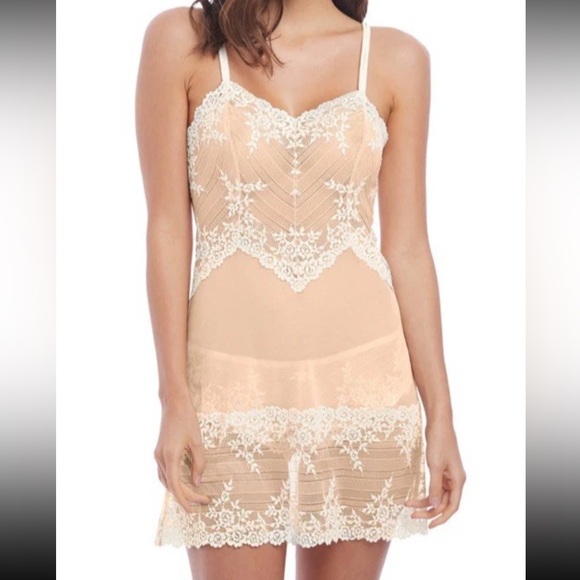Wacoal Other - Wacoal Embrace Lace Naturally Ivory Chemise Nude size Large